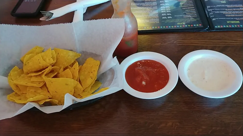 Chips Salsa Queso